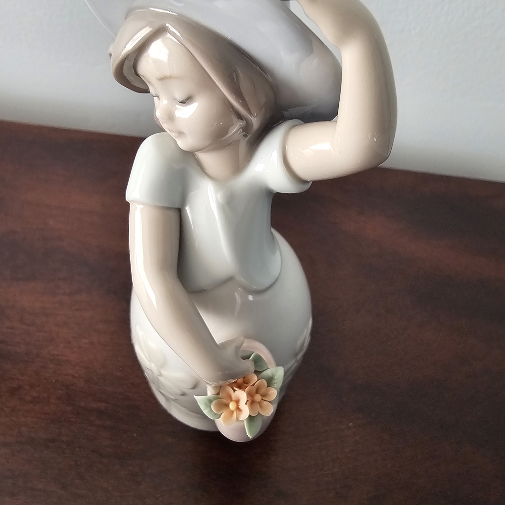Lladro LITTLE DAISY GIRL - Picture 2 of 5
